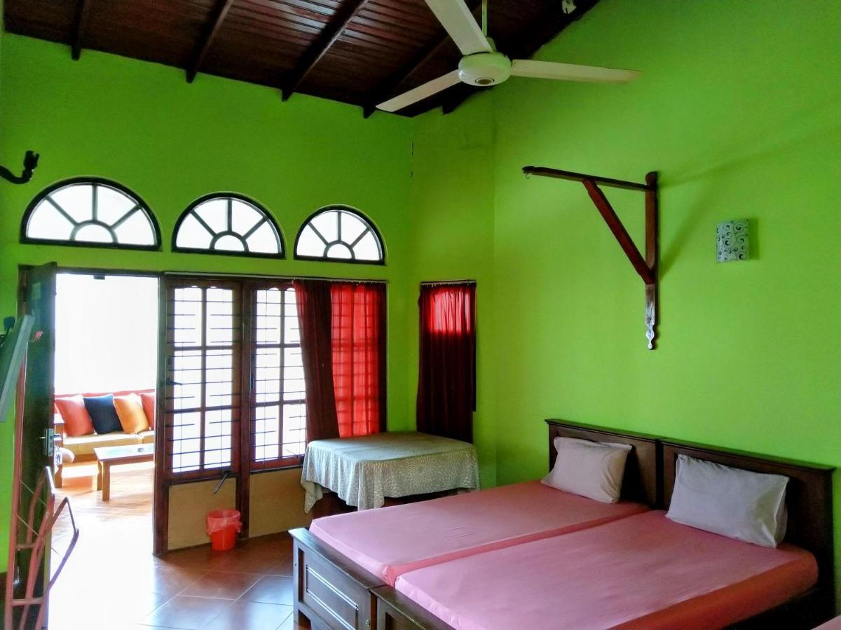 Kandyan Holiday Center And Kandyan Feel Free Homestay Buitenkant foto